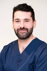 Portrait de Dr Emmanuel Costa, neurochirurgie au centre VitaSanté de Mont-Saint-Guibert